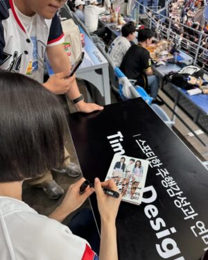 Nam Gyu-ri Instagram - 오랜만에 시구⚾️ 스트라이크!!!

초대해주셔서 감사합니다

모든 선수님들 팬분들 응원합니다 모두 화이팅입니다 🍀

사실 제가 모든선수분들에게 전하고싶었던 멘트는 

“끝날때까지 끝난게 아니다!
 지금부터가 시작입니다 모두 화이팅입니다”
💪🏻🫡👍🏻✨🌸❤️🙏🏻🍀🧚‍♀️👍🏻⚾️