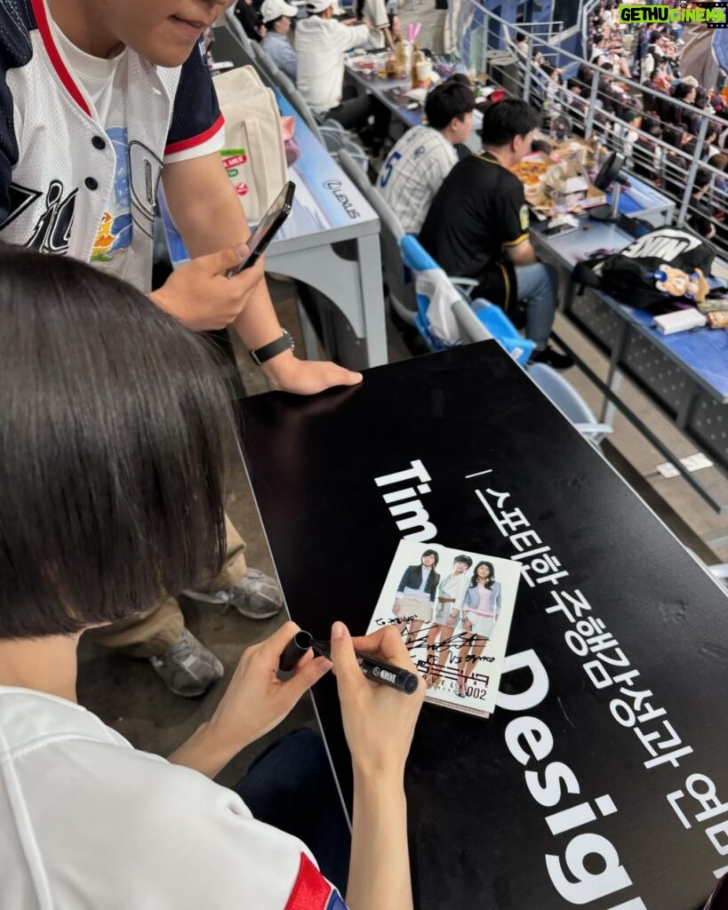 Nam Gyu-ri Instagram - 오랜만에 시구⚾️ 스트라이크!!! 초대해주셔서 감사합니다 모든 선수님들 팬분들 응원합니다 모두 화이팅입니다 🍀 사실 제가 모든선수분들에게 전하고싶었던 멘트는 “끝날때까지 끝난게 아니다! 지금부터가 시작입니다 모두 화이팅입니다” 💪🏻🫡👍🏻✨🌸❤️🙏🏻🍀🧚‍♀️👍🏻⚾️