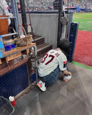 Nam Gyu-ri Instagram - 오랜만에 시구⚾️ 스트라이크!!!

초대해주셔서 감사합니다

모든 선수님들 팬분들 응원합니다 모두 화이팅입니다 🍀

사실 제가 모든선수분들에게 전하고싶었던 멘트는 

“끝날때까지 끝난게 아니다!
 지금부터가 시작입니다 모두 화이팅입니다”
💪🏻🫡👍🏻✨🌸❤️🙏🏻🍀🧚‍♀️👍🏻⚾️