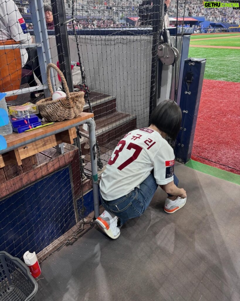 Nam Gyu-ri Instagram - 오랜만에 시구⚾️ 스트라이크!!! 초대해주셔서 감사합니다 모든 선수님들 팬분들 응원합니다 모두 화이팅입니다 🍀 사실 제가 모든선수분들에게 전하고싶었던 멘트는 “끝날때까지 끝난게 아니다! 지금부터가 시작입니다 모두 화이팅입니다” 💪🏻🫡👍🏻✨🌸❤️🙏🏻🍀🧚‍♀️👍🏻⚾️