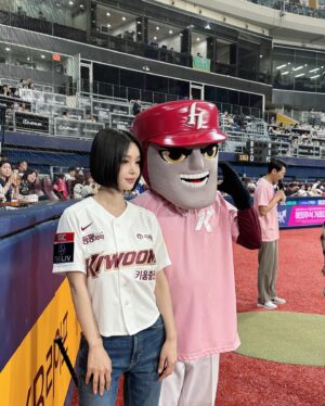 Nam Gyu-ri Instagram - 오랜만에 시구⚾️ 스트라이크!!!

초대해주셔서 감사합니다

모든 선수님들 팬분들 응원합니다 모두 화이팅입니다 🍀

사실 제가 모든선수분들에게 전하고싶었던 멘트는 

“끝날때까지 끝난게 아니다!
 지금부터가 시작입니다 모두 화이팅입니다”
💪🏻🫡👍🏻✨🌸❤️🙏🏻🍀🧚‍♀️👍🏻⚾️