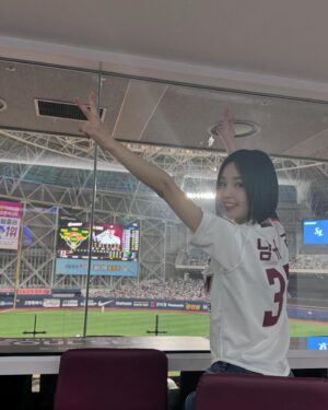 Nam Gyu-ri Instagram - 오랜만에 시구⚾️ 스트라이크!!!

초대해주셔서 감사합니다

모든 선수님들 팬분들 응원합니다 모두 화이팅입니다 🍀

사실 제가 모든선수분들에게 전하고싶었던 멘트는 

“끝날때까지 끝난게 아니다!
 지금부터가 시작입니다 모두 화이팅입니다”
💪🏻🫡👍🏻✨🌸❤️🙏🏻🍀🧚‍♀️👍🏻⚾️