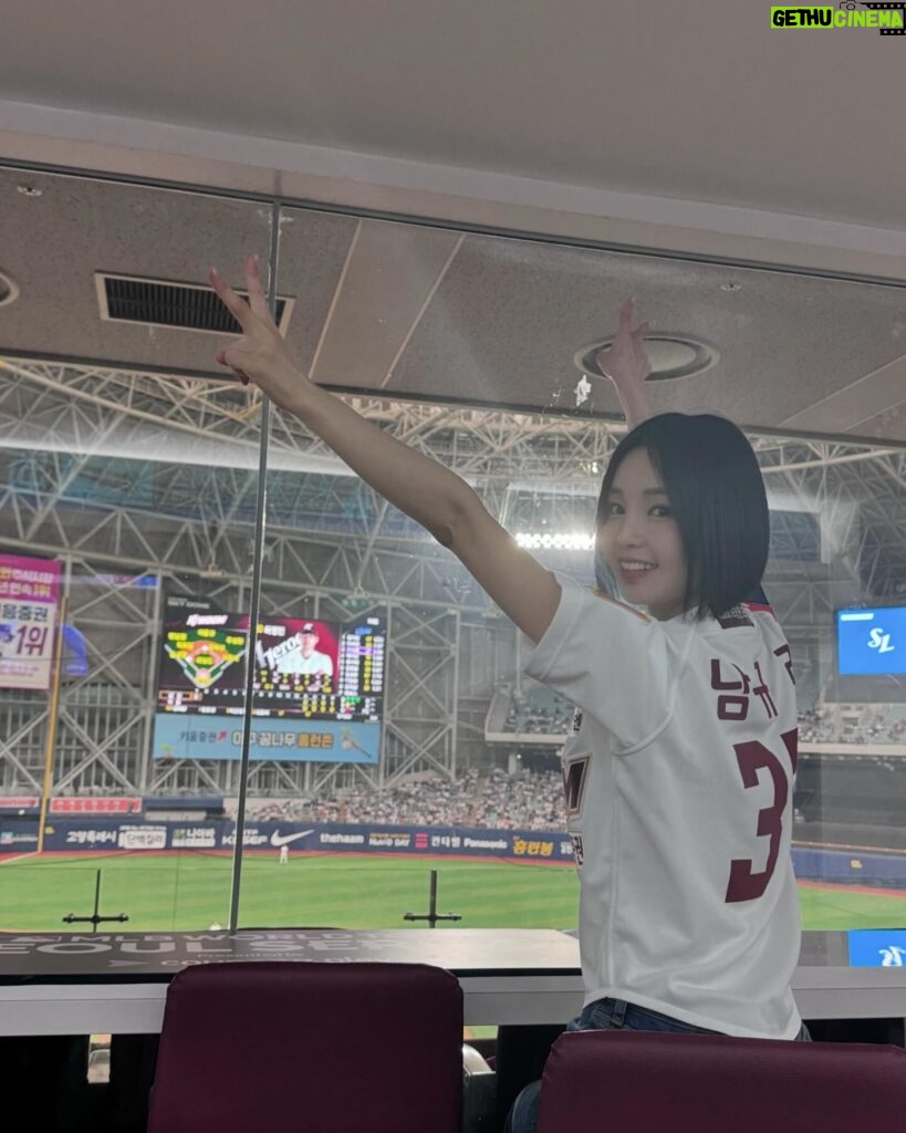 Nam Gyu-ri Instagram - 오랜만에 시구⚾️ 스트라이크!!! 초대해주셔서 감사합니다 모든 선수님들 팬분들 응원합니다 모두 화이팅입니다 🍀 사실 제가 모든선수분들에게 전하고싶었던 멘트는 “끝날때까지 끝난게 아니다! 지금부터가 시작입니다 모두 화이팅입니다” 💪🏻🫡👍🏻✨🌸❤️🙏🏻🍀🧚‍♀️👍🏻⚾️