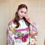 Nana Asakawa Instagram - 2024年、まだ投稿してませんでしたね、失礼しました。 年明けから心の痛む出来事が多い為、新年のご挨拶は控えさせていただきます。 能登半島を中心とした震災で被害を受けた皆様へ心よりお見舞い申し上げます。 本日、エイベックスの新春参拝・晴れ着お披露目会に参加しました。 今年の抱負は造語ではありますが「楽動」 楽しく活動的に動いていける1年にしたいと思ってます！ 自分自身が楽しんで生きることはもちろんですが、見ている方にも楽しんでもらえるような仕事を届けられるよう頑張ります。 今年もよろしくお願いします。