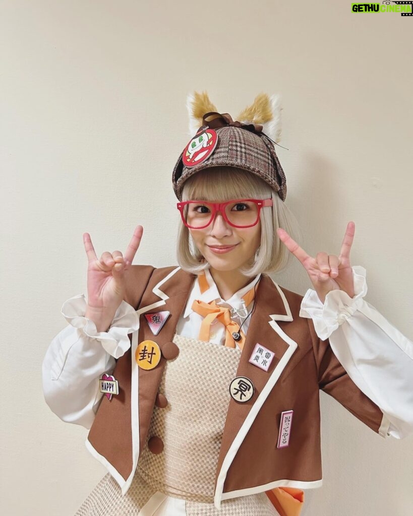 Nana Asakawa Instagram - 明日17:35〜 NHK「ビットワールド」 遂に🦊…！！？？ ナーナ衣装はフリフリガーリーボリューミーで、過去を振り返っても1番フリフリしてる気がします。 歩くとﾌｧｯｻｰﾌｧｯｻｰってする👓笑
