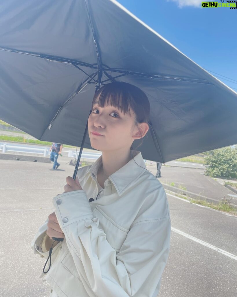 Nana Asakawa Instagram - 先日の衣装♡ 最近とっても暑くなってきてますね 数年前は「日焼け止め塗る方がやけるから塗らない！」とかいう訳わからない自論を述べて日焼け止めを断固拒否し続けて、案の定真っ黒になって夏を終えてました。アホです。 3枚目の写真は本当はワイングラスみたいなの持ってバカンス風にしたかったんです。ださいです。アハ