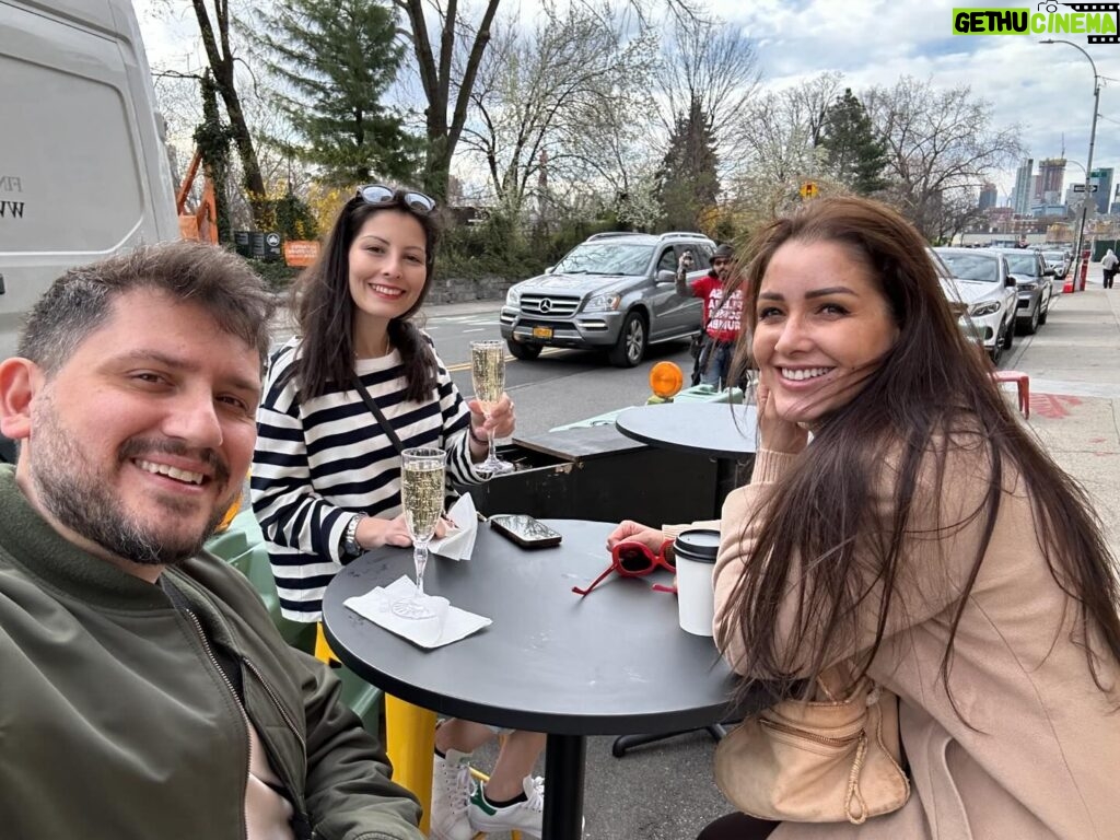 Nana Gouvea Instagram - Eclipse watch crew! We didn’t see much!!! But that was fun! PS.: Special attention to the guy photobombing us on background 😅🤣🌞🌅🌙 Minha equipe pra assistir ao Eclipse! A gente não viu muita coisa!!! Mas a gente se divertiu! Oba.: Atenção especial pro cara photobombing a nossa foto! Rsrsrs☀️⛅️🕶️ #eclipse #friends #eclipse #solareclipse #eclipsesolar #fun #happiness #alegria #chilling