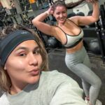 Nana Gouvea Instagram - Everyday we shuffling! 🤘🎶🏋🏻‍♀️🤸🏻‍♀️🍑💦💖 #nanagouvea #outfitoftheday #workout #everydayweshoveling #partyrock #sweaty #beauty #nopainnogain #letsgetit #gymlover #fitfam #fyp #nomakeup #stillpretty 💋💋💋 #malhação #suada #academia #ratadeacademia