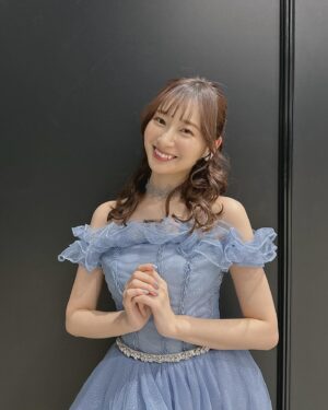 Nanami Yamashita Instagram - 初めてこんなドレスを着せていただきました、嬉しかった🩵🪽
ザーリリャオーカラーでとても気分が上がりました💐

会場のみなさん、配信のみなさん
ありがとう📯⭐︎

#グラブルフェス2023
#グラブル