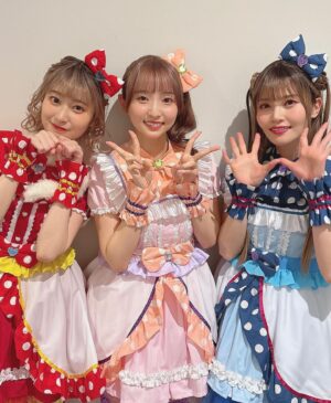 Nanami Yamashita Instagram - ⁡
⁡
#プリパラフレンドシップメモリー
⁡
とてもメモリアルな１日をありがとうございました🧚🏻‍♀️🫧✨
⁡
プリパラが積み上げてきた歴史と、ノンシュガーと出会えてから可能性に溢れた今までを改めて楽屋で振り返ったりしてました。。！
ステージ立てば、応援してくださる皆様がいて心強かった❣️ありがとう！！！
⁡
プリティーシリーズは、物語やイベント展開に本当に何が起こるかわからないスペシャルなワクワクがいっぱいですよね🖤💐
ノンシュガーも、そもそも結成自体が予想外だったけれど、今日も絆のじゃんけんぽんができて幸せでした♪
⁡
⁡
⁡
今日の予想外なこととしては、
楽屋でドーナツを食べていたら、めが姉ぇ役の伊藤かな恵さんが写真を撮ってくださいました🫨🫨🫨✴︎嬉しい。。
美味しくて4つ食べて幸せになれたよ✨✨
⁡
⁡
そして、北条コスモ役の山本希望さんが歌う「君100%人生」
年々自分の中で深みが増していて、つまずくと聴く曲💐😭
これからもこの曲で大丈夫❤️‍🩹❤️‍🔥
みんなも聴いてね♡
⁡
⁡
おやすみなさいのペロピタです🌼🦁✨
⁡
#pripara
⁡