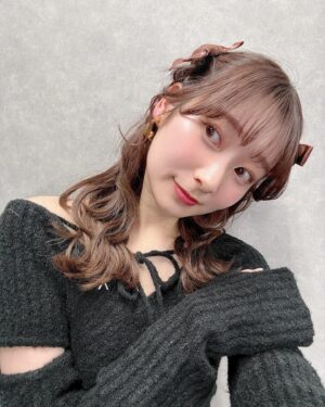 Nanami Yamashita Instagram - 猫かぶhairmake!!
髪の巻き方？がとても可愛いくて大感謝🤎🖤🪽

お世話になったヘアメイクさんたちにも、今年は今日で最後かな~なんて話しながらメイクしてもらうの、年末感あるな〜😚🌟
今年も一年ありがとうございましただね⭐︎

#ヘアメイク
#ヘアアレンジ