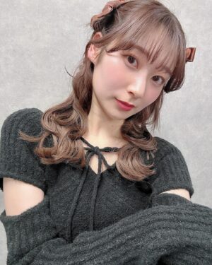 Nanami Yamashita Instagram - 猫かぶhairmake!!
髪の巻き方？がとても可愛いくて大感謝🤎🖤🪽

お世話になったヘアメイクさんたちにも、今年は今日で最後かな~なんて話しながらメイクしてもらうの、年末感あるな〜😚🌟
今年も一年ありがとうございましただね⭐︎

#ヘアメイク
#ヘアアレンジ