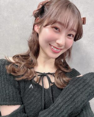 Nanami Yamashita Instagram - 猫かぶhairmake!!
髪の巻き方？がとても可愛いくて大感謝🤎🖤🪽

お世話になったヘアメイクさんたちにも、今年は今日で最後かな~なんて話しながらメイクしてもらうの、年末感あるな〜😚🌟
今年も一年ありがとうございましただね⭐︎

#ヘアメイク
#ヘアアレンジ