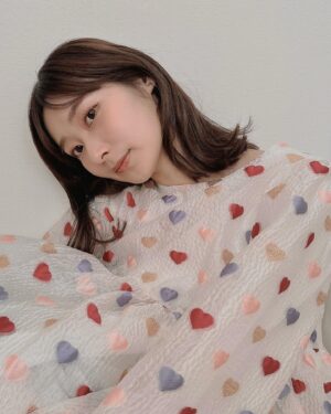 Nanami Yamashita Instagram - ⁡
⁡
新年明けましておめでとうございます𓃠♡
どんな年末年始をお過ごしですか🥰？
私は大好きな蟹を久しぶりに食べられて感動！な
大晦日でした🦀✨
⁡
少し振り返りになるのですが、
2023年は雨降って地固まる一年でした。。！
ようやくひとつ軸が強くなり、内側は一段階だけ深く濃くなれたのではないかと思っております。
それは応援してくださる皆様や関係者の方々に日々支えていただいたおかげで、どんな事もエネルギーに変えられたからです！❤️‍🔥
笑顔で一年終えられました😊
本当にありがとうございます📯⭐︎
2023年得た人生経験を役立てられるようまた頑張っていきます♪
⁡
今年も山あり谷ありだろう毎日を進み、皆様と実りある一年を過ごしていきます！
2024年もよろしくお願いいたします❣️
⁡
いつもありがとう~~~❤️🩷🩵💛を込めて！
山下七海