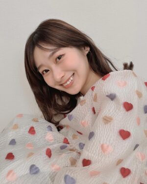 Nanami Yamashita Instagram - ⁡
⁡
新年明けましておめでとうございます𓃠♡
どんな年末年始をお過ごしですか🥰？
私は大好きな蟹を久しぶりに食べられて感動！な
大晦日でした🦀✨
⁡
少し振り返りになるのですが、
2023年は雨降って地固まる一年でした。。！
ようやくひとつ軸が強くなり、内側は一段階だけ深く濃くなれたのではないかと思っております。
それは応援してくださる皆様や関係者の方々に日々支えていただいたおかげで、どんな事もエネルギーに変えられたからです！❤️‍🔥
笑顔で一年終えられました😊
本当にありがとうございます📯⭐︎
2023年得た人生経験を役立てられるようまた頑張っていきます♪
⁡
今年も山あり谷ありだろう毎日を進み、皆様と実りある一年を過ごしていきます！
2024年もよろしくお願いいたします❣️
⁡
いつもありがとう~~~❤️🩷🩵💛を込めて！
山下七海