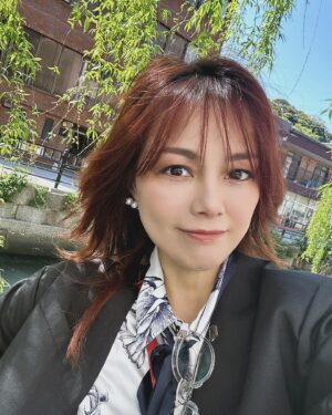 Nanase Aikawa Instagram - 長崎県対馬市制施行20周年記念式典に出席する為に、対馬に行って来ました☺️

対馬に通い、今年で13年目🌈
赤米に関する保存活動を認めて頂き、功労者の1人として表彰状を頂いたこと、とても光栄です😊有難う御座います🥹
　
また今年度から新たに、未来共創フェロー文化政策担当に就任致しました🌸
これからも対馬の文化発信に貢献できるように、精一杯努めさせて頂きます🌈

3、4枚目は、対馬醤油さんのプリン美味しかった😆

#対馬市
#赤米