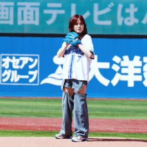 Nanase Aikawa Instagram - 去年に引き続き、横浜スタジアムでハイセンスデーで始球式をさせて頂きました⚾️ありがとうございました💙💙
今日の試合は残念ながら負けてしまったけど、変わらず全力応援しています❣️❣️📣📣

明日も頑張れベイスターズ！⚾️⚾️

#ベイスターズ
#横浜スタジアム
#ハイセンス