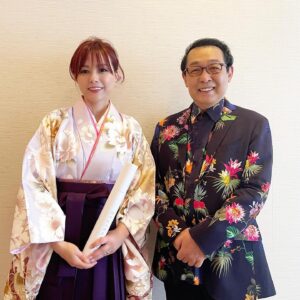 Nanase Aikawa Instagram - 卒業式典の後でサプライズが🌸🌸

みんなで、なんだろう？と思っていたら
なんと、OBのさだまさしさんが登場😂
びっくりしました🥹

学生の一人として、歌を聞かせて頂きましたがもう最高でした！大好きな『風に立つライオン』もセットリストに入っていて、感激です😊

2枚目は、先輩の祐奈ちゃんも駆けつけて来てくれました🌸
ぴょんと一緒に撮れて嬉しいです💓💓

#卒業式
#國學院大学