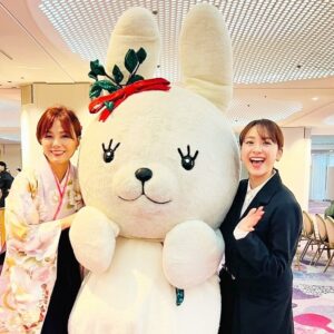 Nanase Aikawa Instagram - 卒業式典の後でサプライズが🌸🌸

みんなで、なんだろう？と思っていたら
なんと、OBのさだまさしさんが登場😂
びっくりしました🥹

学生の一人として、歌を聞かせて頂きましたがもう最高でした！大好きな『風に立つライオン』もセットリストに入っていて、感激です😊

2枚目は、先輩の祐奈ちゃんも駆けつけて来てくれました🌸
ぴょんと一緒に撮れて嬉しいです💓💓

#卒業式
#國學院大学