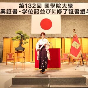 Nanase Aikawa Instagram - 昨日は大学の卒業式でした🌸

コロナ禍の入学で、不安と戸惑いの中でスタートした大学生生活でしたが、終わってみたら、楽しさと充実感に溢れていた4年間でした。

第132期卒業生総代に選出されたこと、また2つの賞を頂いたことに、
素直に自分を褒めたいと思います😌

飛天での式典のあと、大学に戻り卒業証書授与がありました。

受験の際、テストをした思い出の教室で、卒業の答辞を読ませて頂いたことは感慨深く、一生の思い出となりました。

答辞にも書きましたが
学びとは何かと問われたら、それは新しい自分に出会うこと。学びという扉を開け続けて、これからも新しい自分に出会う旅を続けたいと思います。

ありがとうございました😊

#卒業式
#國學院大学
#袴
#西善商事