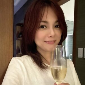 Nanase Aikawa Instagram - ホテルの部屋に、サプライズのお祝いが届いた🥹お花とシャンパンとフルーツ🥹
みんなで驚いて、喜んで乾杯🥂🩷❤️

#卒業旅行
#みんなはどこに行きましたか
#女子旅
