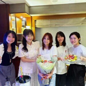 Nanase Aikawa Instagram - ホテルの部屋に、サプライズのお祝いが届いた🥹お花とシャンパンとフルーツ🥹
みんなで驚いて、喜んで乾杯🥂🩷❤️

#卒業旅行
#みんなはどこに行きましたか
#女子旅