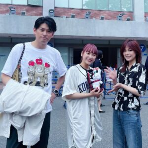 Nanase Aikawa Instagram - 昨日は、國學院野球部試合を観戦😊
賀集さん祐奈ちゃんと📣📣
祐奈ちゃんは始球式だったので
gloveを🎁しました⚾️
偶然にも、祐奈ちゃんの髪の色が赤くなってて、色を合わせたみたいで可愛いかった😍

試合は7回裏での満塁ホームラン😭
素晴らしかったです🥹

私はその後大学院へ😊📖
やること多くてついていくのが大変です😅

#大学OGOB
#ぴょん会