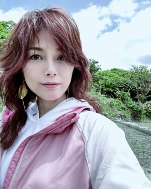 Nanase Aikawa Instagram - 2020年を最後に休止していた、対馬の赤米神田の田植えを4年ぶりに行いました🌾🌾豆酘小、豆酘中の皆さんも来てくれて、とても賑やかな田植えでした。課題はたくさんありますが、まずは種子を守ることを第一に考えて、赤米を育てていくことが大切だと思いました😊
来てくれた皆様、有難う御座いました。
充分にお話し出来なかった方々、申し訳御座いません🙏また秋にお話し出来るのを楽しみにしています❣️🌾🌾

#対馬市
#赤米神事