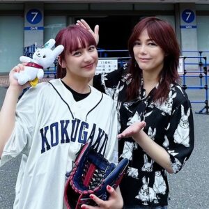 Nanase Aikawa Instagram - 昨日は、國學院野球部試合を観戦😊
賀集さん祐奈ちゃんと📣📣
祐奈ちゃんは始球式だったので
gloveを🎁しました⚾️
偶然にも、祐奈ちゃんの髪の色が赤くなってて、色を合わせたみたいで可愛いかった😍

試合は7回裏での満塁ホームラン😭
素晴らしかったです🥹

私はその後大学院へ😊📖
やること多くてついていくのが大変です😅

#大学OGOB
#ぴょん会