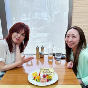 Nanase Aikawa Instagram - TRFのちはるさんと久しぶりにランチ😊
30周年のお祝いと、ちはるさんのお誕生日のお祝いをさせてもらいました🎂🎉あらためて、ちはるさんおめでとう御座います🎈🎈😊😊

#TRF
#30周年おめでとうございます 
#出会いはバイバイ。という曲の振り付けをしてもらった遠い日😊