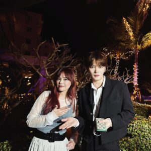Nanase Aikawa Instagram - 先日、ジェジュンくんと
イベントで一緒になりました😊🎤
バックヤードで猫の話で盛り上がってしまった🐈🐈‍⬛

短いライブでしたが、とても楽しい夜でした🎤🎸スタッフの皆さんありがとうございました😊

#猫派
#犬派
#どちらも好き派
#いつかわんちゃんとも暮らしたい