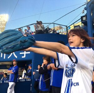 Nanase Aikawa Instagram - 昨日の中継と始球式、ありがとうございました😊⚾️
両チームの力が拮抗して、最後まで分からない試合でした🏟️⚾️残念ながら負けてしまったけれど、良い試合でした！

しかし、、、、
宮崎さんが本当に心配です。
大事に至りませんように、心から祈っています。

実は、今日もチケット持ってたんですけど、急遽仕事で地方になってしまった😢
観戦に行く皆さん、テレの前で応援する皆さん、私の分まで応援よろしくお願いします🥹

今日もがんばれベイスターズ💙💙💙💙

#横浜ベイスターズ
#tvk
#bluestar
#横浜愛