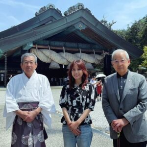 Nanase Aikawa Instagram - 朝から出雲大社にお参りに😊
千家宮司さんにご挨拶させて頂きました。本当にお久しぶりで、御遷座以来かもしれません🥹お会い出来ると思っていなかったので感激です😭
そして、権宮司さん☺️いつも大変お世話になっています🥰
朝のバタバタしている時間に、有難う御座いました⛩️

#出雲大社
#はやおきはさんもんのとく