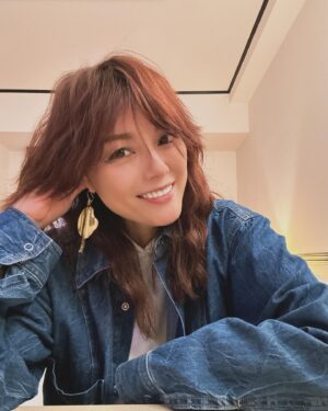 Nanase Aikawa Instagram - 最近このピアス気に入ってる😊
葉っぱがユラユラして可愛い❤️
ピアスよく落とすから、無くさないように警戒中👀

#実はピアスの穴
#両耳
#7個づつ開いてます