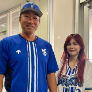 Nanase Aikawa Instagram - こんな日が来るなんて🥹🩵
私とコンプ　@butaotome_comp が作った『Blue star』が
『Tvk プロ野球中継　横浜DeNAベイスターズ熱烈LIVE』大好きなベイスターズの中継のテーマソングに決定しました😂😂😂

この春、新しいことにチャレンジする全ての人への応援歌として聴いてもらえたら嬉しいです！！

2枚目は、いつかツーショット撮りたいと思ってました。
新しいユニットのようなＷ相川です。🤭　相川コーチと名護にて😆

「Blue Star」
作詞：相川七瀬　作曲：コンプ
配信も本日リリースとなります

https://nanase.lnk.to/bluestar

#相川七瀬　#BlueStar  #配信開始　#tvk  #横浜ベイスターズ　#W相川
