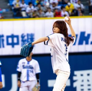Nanase Aikawa Instagram - 昨日の中継と始球式、ありがとうございました😊⚾️
両チームの力が拮抗して、最後まで分からない試合でした🏟️⚾️残念ながら負けてしまったけれど、良い試合でした！

しかし、、、、
宮崎さんが本当に心配です。
大事に至りませんように、心から祈っています。

実は、今日もチケット持ってたんですけど、急遽仕事で地方になってしまった😢
観戦に行く皆さん、テレの前で応援する皆さん、私の分まで応援よろしくお願いします🥹

今日もがんばれベイスターズ💙💙💙💙

#横浜ベイスターズ
#tvk
#bluestar
#横浜愛