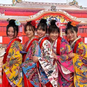 Nanase Aikawa Instagram - 完全なる観光客として、沖縄を満喫しました🤭
この衣装を着せてくれた那覇のお店の方が
「あなた、夢見る少女に似てるわー」と笑
「はい、私が夢見る少女じゃいられないです」と答えたら、喜んでバシバシ写真撮ってくれました🤣誠にありがとうございます😂
2枚目は、UFOキャッチャーの戦利品😋
ジンベイザメを3匹ゲット🩵🩵

#卒業旅行
#沖縄
#UFOキャッチャーに燃える
