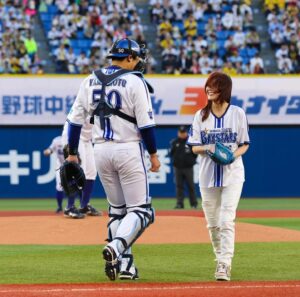 Nanase Aikawa Instagram - 昨日の中継と始球式、ありがとうございました😊⚾️
両チームの力が拮抗して、最後まで分からない試合でした🏟️⚾️残念ながら負けてしまったけれど、良い試合でした！

しかし、、、、
宮崎さんが本当に心配です。
大事に至りませんように、心から祈っています。

実は、今日もチケット持ってたんですけど、急遽仕事で地方になってしまった😢
観戦に行く皆さん、テレの前で応援する皆さん、私の分まで応援よろしくお願いします🥹

今日もがんばれベイスターズ💙💙💙💙

#横浜ベイスターズ
#tvk
#bluestar
#横浜愛