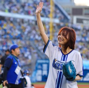 Nanase Aikawa Instagram - 昨日の中継と始球式、ありがとうございました😊⚾️
両チームの力が拮抗して、最後まで分からない試合でした🏟️⚾️残念ながら負けてしまったけれど、良い試合でした！

しかし、、、、
宮崎さんが本当に心配です。
大事に至りませんように、心から祈っています。

実は、今日もチケット持ってたんですけど、急遽仕事で地方になってしまった😢
観戦に行く皆さん、テレの前で応援する皆さん、私の分まで応援よろしくお願いします🥹

今日もがんばれベイスターズ💙💙💙💙

#横浜ベイスターズ
#tvk
#bluestar
#横浜愛
