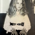 Nancy Brilli Instagram - Mamma. La mia mamma. No, non sono parole che ho detto. 89 sono gli anni che avresti compiuto oggi. 50 da quando non ti ho vista più. Chissà dove sei, chissà se esiste un filo, un’energia che ci unisce. Non mi ricordo di te, la mia testa ti ha cancellato addirittura dai miei sogni, non avrei potuto sopportare la realtà. Mi ricordo della tua passione per la fotografia, e mi ritraevi spesso. Mi ricordo del tuo parlare tante lingue, imparate da autodidatta. Mi ricordo che neanche tu amavi cucinare, come me. In alcuni flash “vedo” una scena, anche nei più piccoli dettagli, ma te non appari, il ricordo si sfoca. È possibile che il trauma della perdita di un genitore si ripercuota su tutta un’esistenza? Pare di si. Mi sarebbe piaciuto condividere con te i miei successi, mio figlio, avere i tuoi consigli, raccontarci le sofferenze e i dolori. Mah. Quando me l’hanno detto, che non c’eri più, non ci ho creduto. Ho fatto gli esami di quinta elementare piangendo piano, avevo il fazzoletto di stoffa nella cartella verde, mi asciugavo il naso e gli occhi e scrivevo sul banco, in un grande silenzio. Ho voluto mostrarti a tutti i costi la pagella, mi hanno portato davanti alla tua tomba. Non ho quasi parlato più per un anno. Ho dovuto reimparare, col tempo comunicare è diventato il mio lavoro. Sei con me solo quando scrivo sui quadri che dipingo, ho smesso per dieci anni, voglio ricominciare. Ci sentiamo presto, in colori nuovi. Buon compleanno, mamma. È successo a qualcuno di rimuovere un ricordo ?