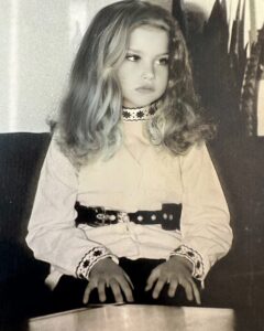 Nancy Brilli Instagram - Mamma. La mia mamma. No, non sono parole che ho detto. 89 sono gli anni che avresti compiuto oggi. 50 da quando non ti ho vista più. Chissà dove sei, chissà se esiste un filo, un’energia che ci unisce. Non mi ricordo di te, la mia testa ti ha cancellato addirittura dai miei sogni, non avrei potuto sopportare la realtà. Mi ricordo della tua passione per la fotografia, e mi ritraevi spesso. Mi ricordo del tuo parlare tante lingue, imparate da autodidatta. Mi ricordo che neanche tu amavi cucinare, come me. In alcuni flash “vedo” una scena, anche nei più piccoli dettagli, ma te non appari, il ricordo si sfoca. È possibile che il trauma della perdita di un genitore si ripercuota su tutta un’esistenza? Pare di si. Mi sarebbe piaciuto condividere con te i miei successi, mio figlio, avere i tuoi consigli, raccontarci le sofferenze e i dolori. Mah. Quando me l’hanno detto, che non c’eri più, non ci ho creduto. Ho fatto gli esami di quinta elementare piangendo piano, avevo il fazzoletto di stoffa nella cartella verde, mi asciugavo il naso e gli occhi e scrivevo sul banco, in un grande silenzio. Ho voluto mostrarti a tutti i costi la pagella, mi hanno portato davanti alla tua tomba. Non ho quasi parlato più per un anno. Ho dovuto reimparare, col tempo comunicare è diventato il mio lavoro. Sei con me solo quando scrivo sui quadri che dipingo, ho smesso per dieci anni, voglio ricominciare. Ci sentiamo presto, in colori nuovi. Buon compleanno, mamma. È successo a qualcuno di rimuovere un ricordo ?