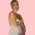 Nancy Brilli Instagram - #festadellamamma . Ogni anno penso a quanto sia stato buono il destino, con me. In ogni caso, è andata bene. Nonostante il dolore, nonostante le operazioni, nonostante la mancanza di pezzi di ricambio. Sarò per sempre grata di per aver potuto essere così ben accompagnata per quei mesi, per aver goduto ogni attimo di bellezza, di incomparabile meraviglia. Ciao Francesco, là dentro c’eri tu. Ti voglio bene, figlio. Ve li hanno fatti, gli auguri? #mamma #love #instaday #instamom