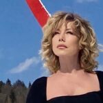 Nancy Brilli Instagram - Un cuore rosso per tutti voi⁣ in quest’aria fredda e pulita⁣ che sembra di poterla bere. ⁣ ⁣ Respirare.⁣ Inviare good vibes. ⁣ Mi mandate i vostri #❤ ?⁣ (Mi state cuorando moltissimo! Bello!)⁣ ⁣ ⁣ #nancybrilli #cortinadampezzo #cortinadolomiti #cortinametraggio #mymovies #raiplay #raifiction #N21 #numeroventuno #alessandrodellacqua #N21chain