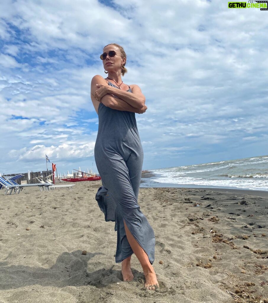 Nancy Brilli Instagram - Che estate. Che tempo. Che strano. In spiaggia tutti gli ombrelloni chiusi. C’è anche un vento freddino. Meno male che c’è l’#amicizia, e un buon piatto di pasta, in un giorno così. Oltre, e sempre, ai #figli d’oro. Voi come state, quest’estate?