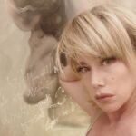 Nancy Brilli Instagram - Vi dico di certi meravigliosi abiti di scena. Dal bozzetto al costume possono passare settimane di lavoro, di prove, di infiniti minuscoli punti e ritocchi fatti a mano. Tessuti preziosi, rifiniture eccezionali. C’entri dentro e sei subito altrove, dalla parte del racconto, pronta per narrare una storia nuova. Fanno parte della magia di chi fa il mio lavoro, noi là sopra a fare l’incantesimo, voi là sotto a renderlo possibile. Il patto stupendo tra gli attori e il pubblico: crederete alle nostre favole e vi faremo stare bene. Sarà bellissimo tornare. #teatro #acting #oro #cinema #solocosebelle Il quadro è mio, TESTA2008.