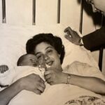 Nancy Brilli Instagram - Mamma. La mia mamma. No, non sono parole che ho detto. 89 sono gli anni che avresti compiuto oggi. 50 da quando non ti ho vista più. Chissà dove sei, chissà se esiste un filo, un’energia che ci unisce. Non mi ricordo di te, la mia testa ti ha cancellato addirittura dai miei sogni, non avrei potuto sopportare la realtà. Mi ricordo della tua passione per la fotografia, e mi ritraevi spesso. Mi ricordo del tuo parlare tante lingue, imparate da autodidatta. Mi ricordo che neanche tu amavi cucinare, come me. In alcuni flash “vedo” una scena, anche nei più piccoli dettagli, ma te non appari, il ricordo si sfoca. È possibile che il trauma della perdita di un genitore si ripercuota su tutta un’esistenza? Pare di si. Mi sarebbe piaciuto condividere con te i miei successi, mio figlio, avere i tuoi consigli, raccontarci le sofferenze e i dolori. Mah. Quando me l’hanno detto, che non c’eri più, non ci ho creduto. Ho fatto gli esami di quinta elementare piangendo piano, avevo il fazzoletto di stoffa nella cartella verde, mi asciugavo il naso e gli occhi e scrivevo sul banco, in un grande silenzio. Ho voluto mostrarti a tutti i costi la pagella, mi hanno portato davanti alla tua tomba. Non ho quasi parlato più per un anno. Ho dovuto reimparare, col tempo comunicare è diventato il mio lavoro. Sei con me solo quando scrivo sui quadri che dipingo, ho smesso per dieci anni, voglio ricominciare. Ci sentiamo presto, in colori nuovi. Buon compleanno, mamma. È successo a qualcuno di rimuovere un ricordo ?