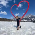 Nancy Brilli Instagram - Un cuore rosso per tutti voi⁣ in quest’aria fredda e pulita⁣ che sembra di poterla bere. ⁣ ⁣ Respirare.⁣ Inviare good vibes. ⁣ Mi mandate i vostri #❤ ?⁣ (Mi state cuorando moltissimo! Bello!)⁣ ⁣ ⁣ #nancybrilli #cortinadampezzo #cortinadolomiti #cortinametraggio #mymovies #raiplay #raifiction #N21 #numeroventuno #alessandrodellacqua #N21chain
