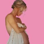 Nancy Brilli Instagram - #festadellamamma . Ogni anno penso a quanto sia stato buono il destino, con me. In ogni caso, è andata bene. Nonostante il dolore, nonostante le operazioni, nonostante la mancanza di pezzi di ricambio. Sarò per sempre grata di per aver potuto essere così ben accompagnata per quei mesi, per aver goduto ogni attimo di bellezza, di incomparabile meraviglia. Ciao Francesco, là dentro c’eri tu. Ti voglio bene, figlio. Ve li hanno fatti, gli auguri? #mamma #love #instaday #instamom