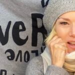 Nancy Brilli Instagram - #grigio . Può essere bellissimo, il grigio. Può essere anche divertente. Il grigio. Che se ci pensi è sempre stato sinonimo di moscio, loffo, tristanzuolo. Nono. Si può anche giocare, col grigio. Coccoloso o #sexy, a me piace da pazzi. E proprio perché il cemento, che pure mi piace, è così rigido, che addosso lo voglio sentire scivolare. Plùf. Cachemire @laurabiagiottiofficial basco tricot fatto a mano da @dani.cipriani6 #solocosebelle #instagram #instagood #attrice #artoftheday #donne