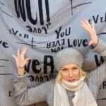 Nancy Brilli Instagram - #grigio . Può essere bellissimo, il grigio. Può essere anche divertente. Il grigio. Che se ci pensi è sempre stato sinonimo di moscio, loffo, tristanzuolo. Nono. Si può anche giocare, col grigio. Coccoloso o #sexy, a me piace da pazzi. E proprio perché il cemento, che pure mi piace, è così rigido, che addosso lo voglio sentire scivolare. Plùf. Cachemire @laurabiagiottiofficial basco tricot fatto a mano da @dani.cipriani6 #solocosebelle #instagram #instagood #attrice #artoftheday #donne